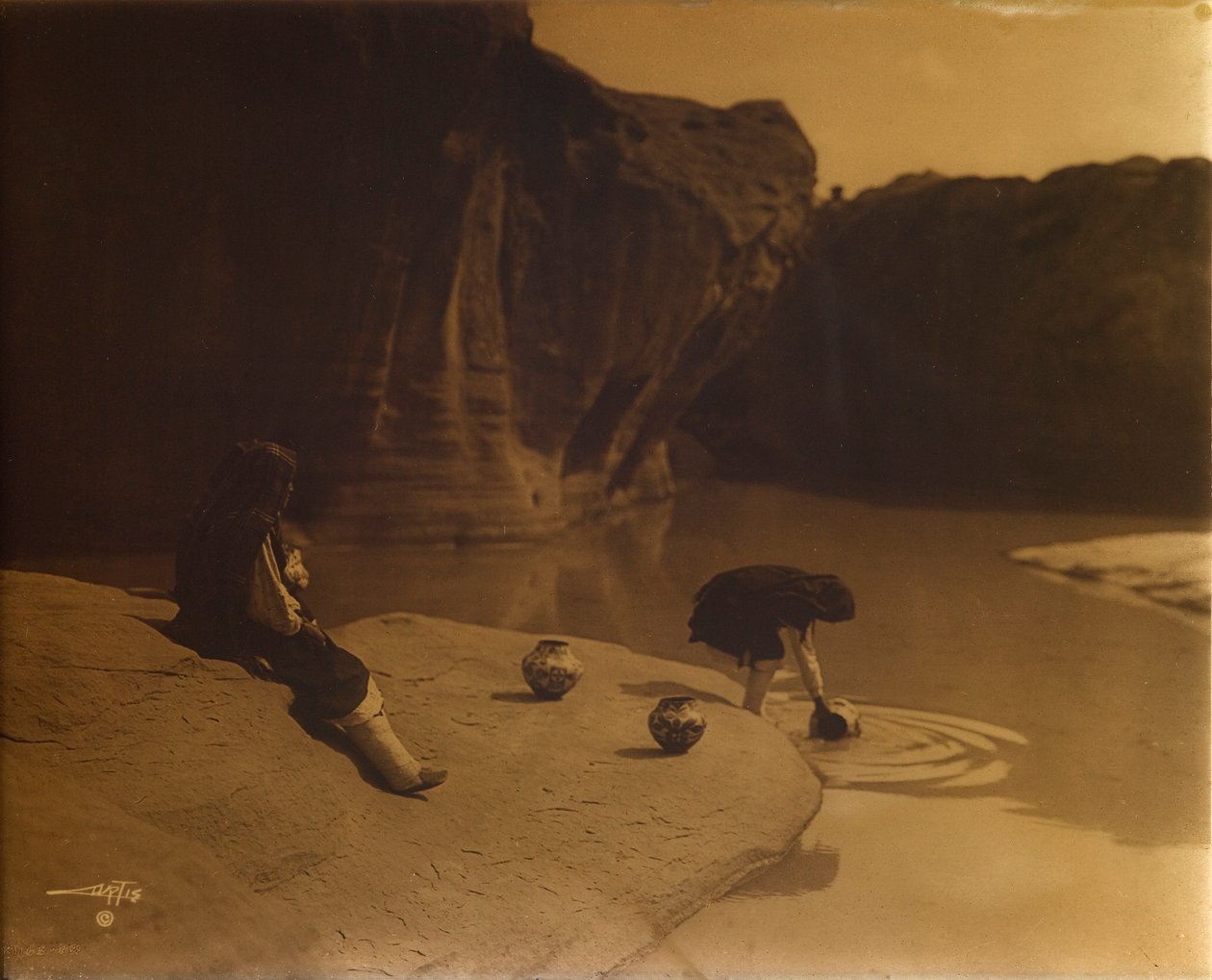 Acoma régi kútjánál alkotó: Edward S. Curtis