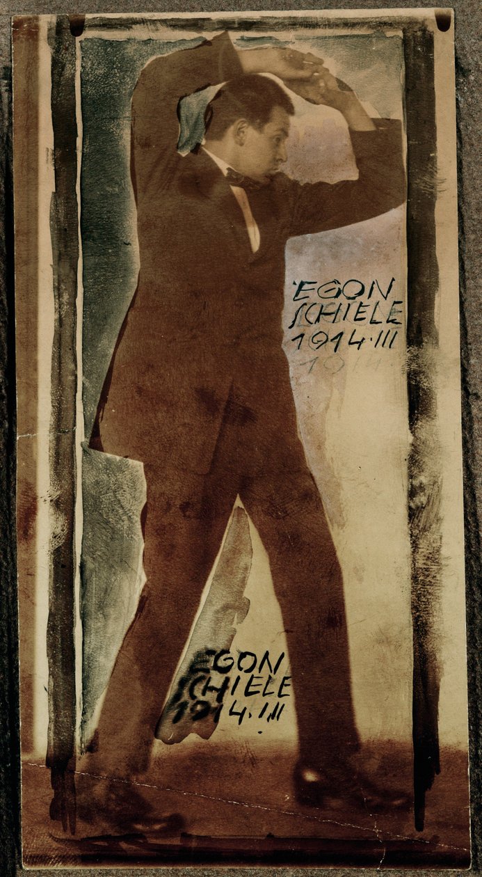 Egon Schiele felemelt karral ... (fotó) alkotó: Egon Schiele