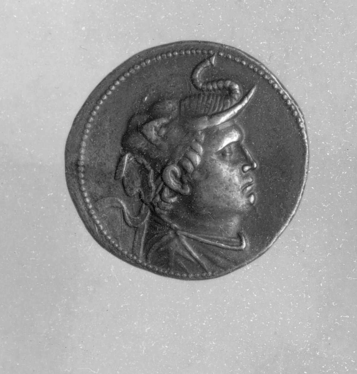 I. Ptolemaiosz (Kr. e. 367–283) által vert érme, amelyen Nagy Sándor (Kr. e. 356–323) elefántsapkát és kosszarvat (ezüst) visel. alkotó: Egyptian