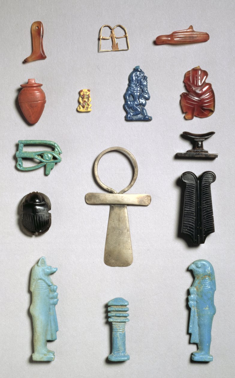 Egyiptomi amulettek, gyöngyök és medálok (arany, fajansz és féldrágakövek) alkotó: Egyptian
