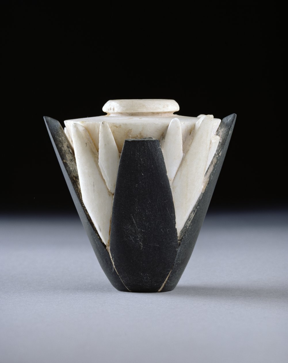 Lótuszkorsó, kora dinasztikus időszak (2950-2575 körül) (travertin, argillit és gipsz) alkotó: Egyptian