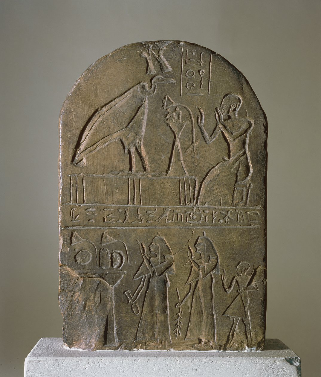 Nekheb (a mai El-Kab) keselyű istennőjének, Nekhbetnek a sztéléje, amelyet a felső regiszterben látható Hórusz Behdety templomának egyik papja szentelt fel, Edfuban találták (mészkő). alkotó: Egyptian