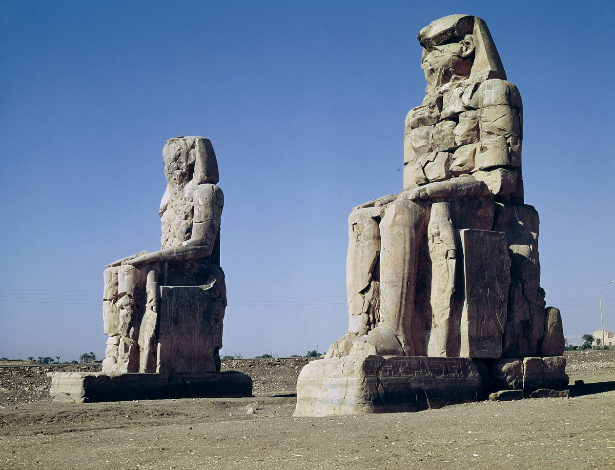 A Memnon-kolosszusok, III. Amenhotep szobrai, Kr. e. 1375-1358 körül. alkotó: Egyptian 18th Dynasty