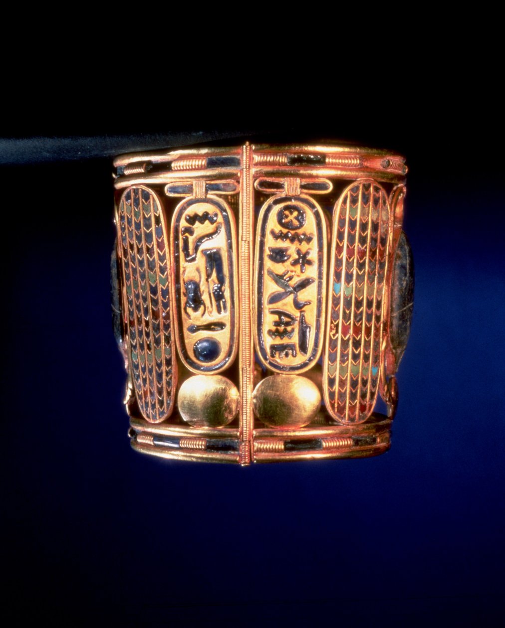 Karkötő I. Psusennes (Kr. e. 1039-991) cartouche-jával, amelyet Amenemope király karján találtak Tanisban, a harmadik köztes időszakban (arany féldrágakövekkel kirakva) alkotó: Egyptian 21st Dynasty