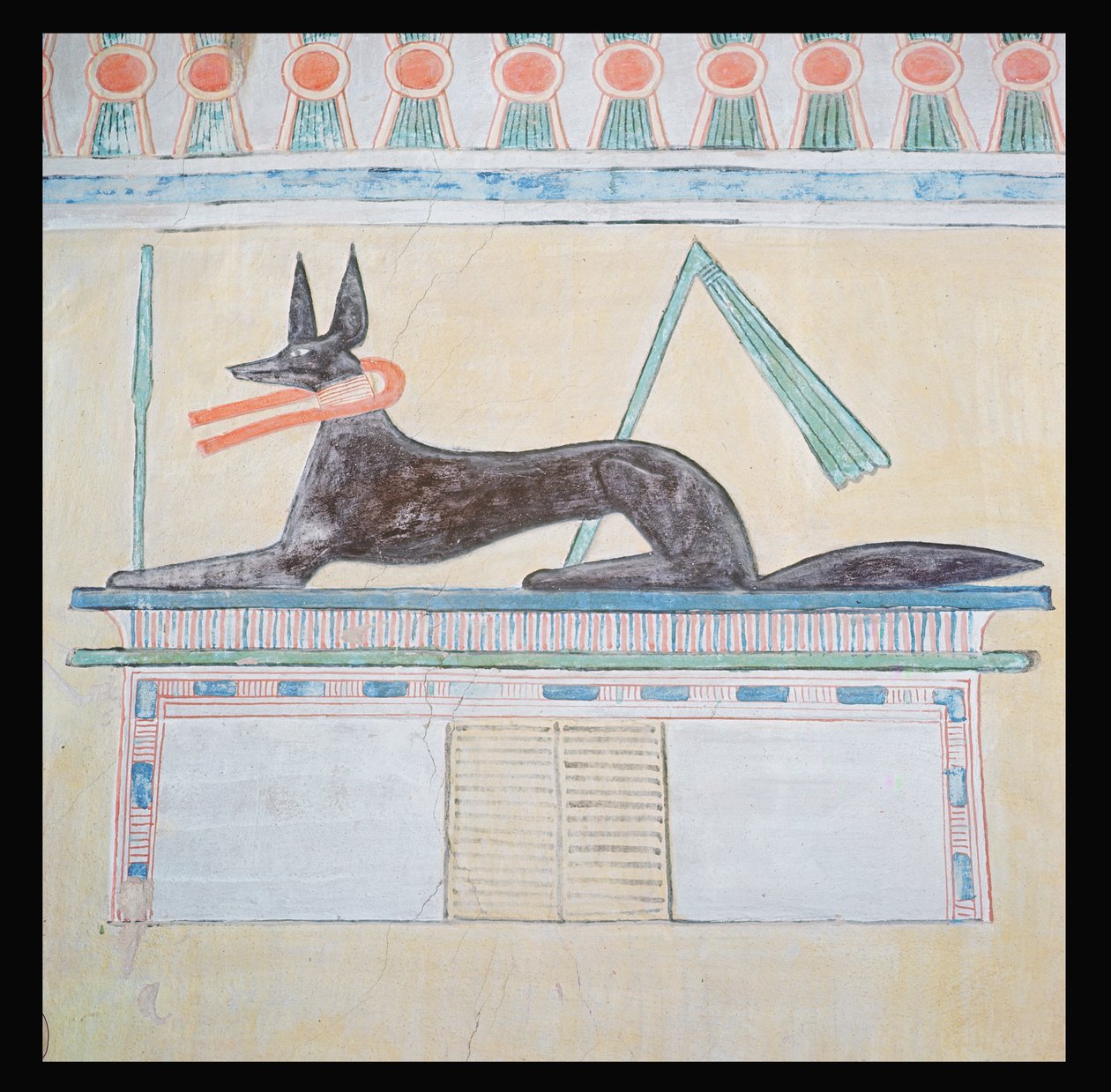 Anubisz, az egyiptomi halottak istene, egy szarkofág tetején fekszik, falfestmény a Menkaure piramis völgytemplomában, Óbirodalom, Kr.e. 2613-2494 körül (falfestmény) alkotó: Egyptian 4th Dynasty