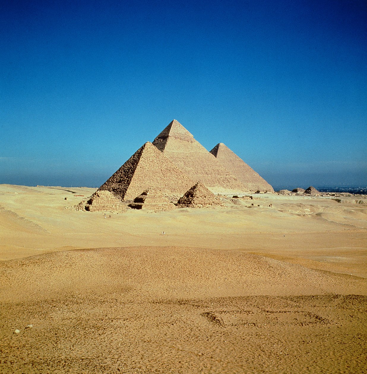 Kilátás a Khufu, Khafre és Menkaure piramisaira, Régi Királyság alkotó: Egyptian 4th Dynasty