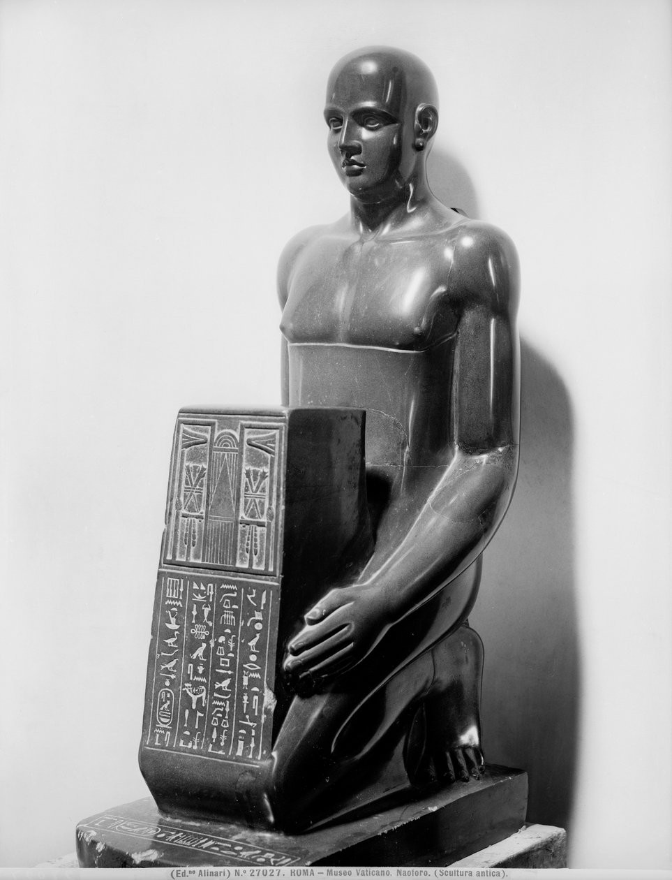 Naoforos emberszobor (bazalt) alkotó: Egyptian