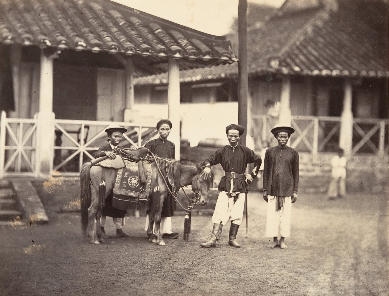A gazdag Annamite lovon ül, Cochinchina, 1866. alkotó: Emile Gsell
