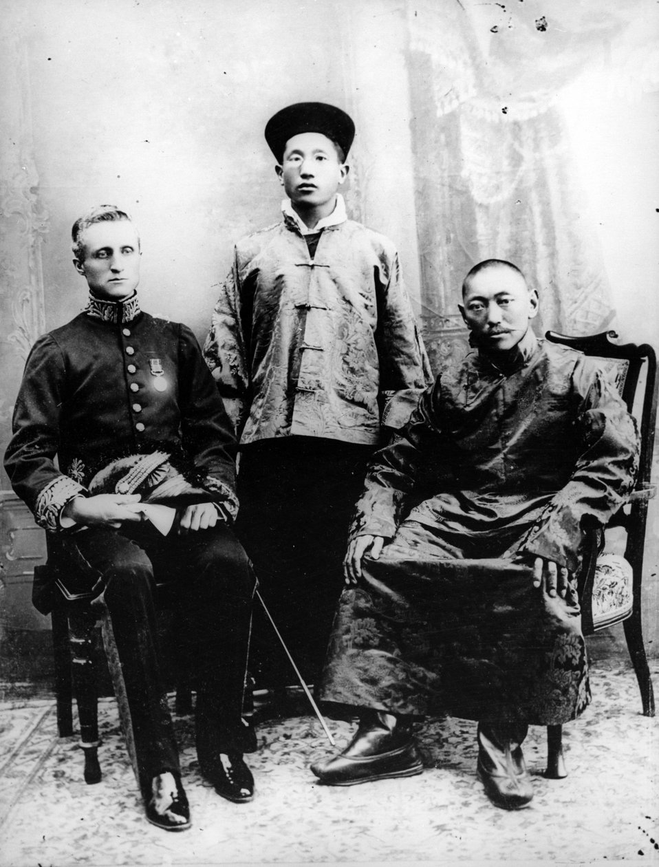 13. dalai láma, Sir Charles Bell és Maharaj Kumar Sidkeong Trul-ku, 1910 alkotó: English Photographer
