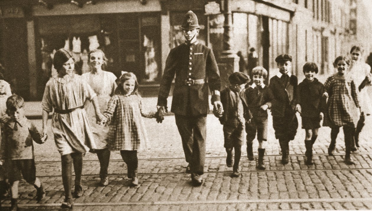 Az 1926–27-es kiadásban megjelent Bobby az ütemben, aki az iskolai nap végén átsegíti a gyerekeket az utca túloldalán, a csodálatos Londonból alkotó: English Photographer