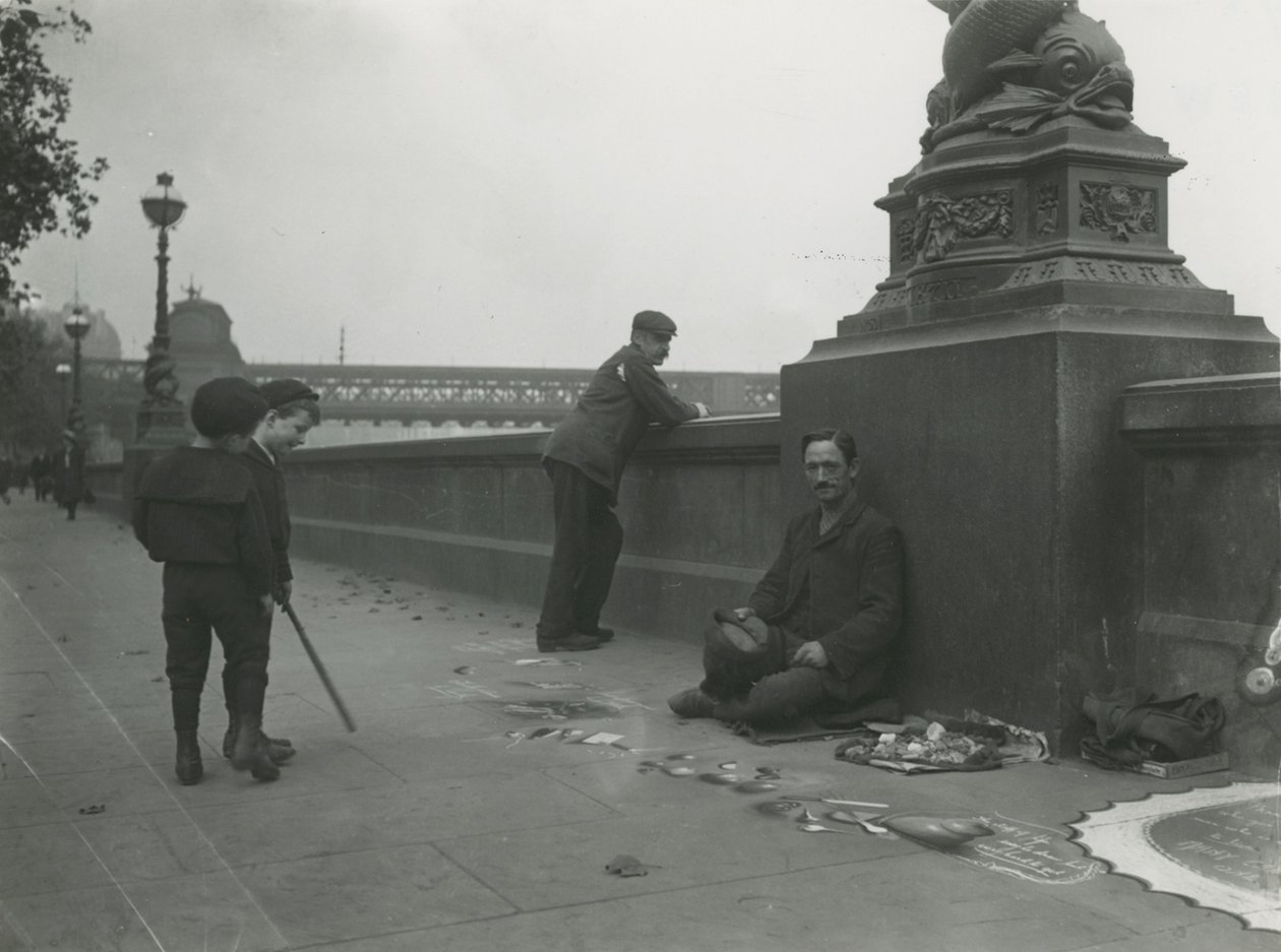 Egy járdaművész a rakparton alkotó: English Photographer