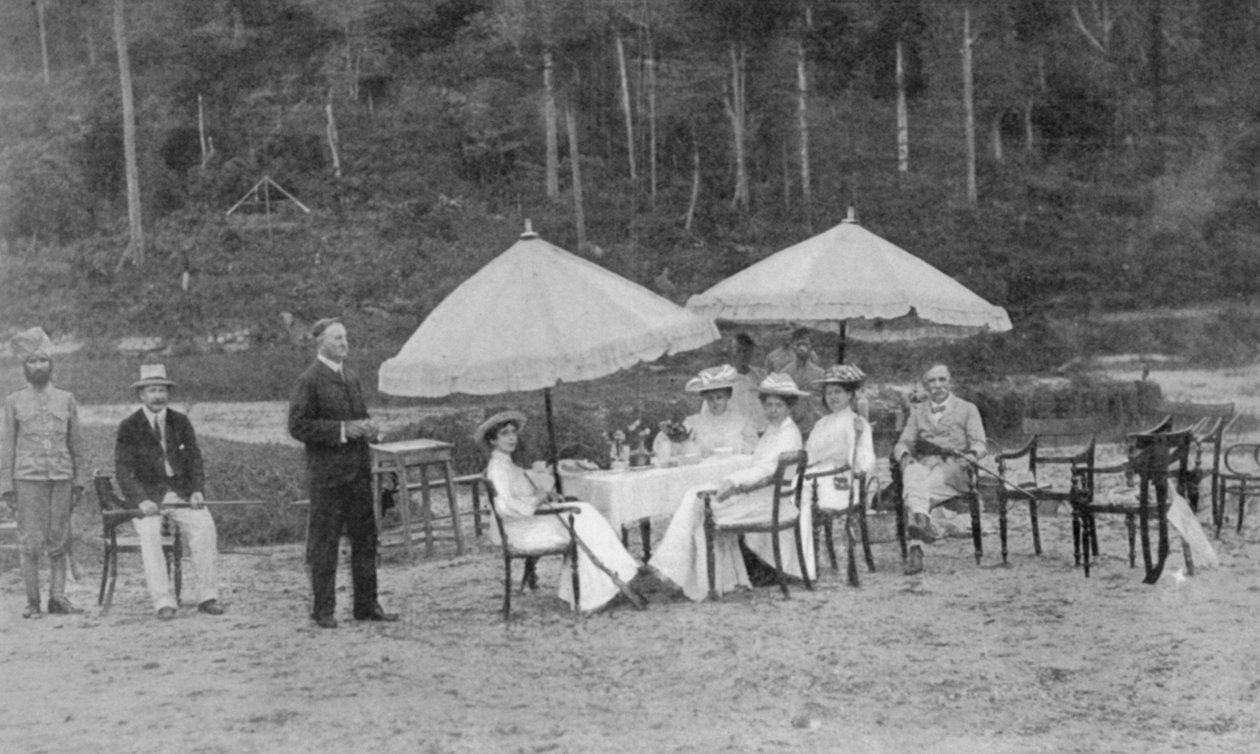 Meccs után: Puskás nők ebédnél, az English Women at Play in Far-Away Perak című cikkéből, amely a The Graphicban jelent meg 1906. október 27-én. alkotó: English Photographer