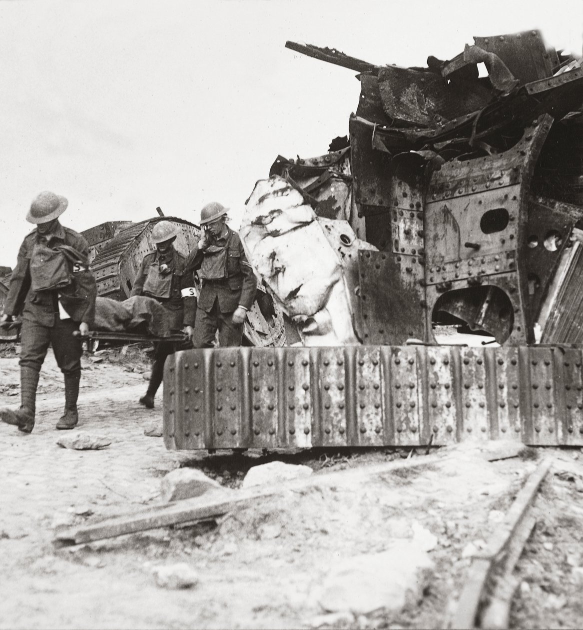 Veszteségek jönnek vissza a sorból, 1918. április 24-i Villers-Bretonneux-i tankcsatában összetört tankok. alkotó: English Photographer
