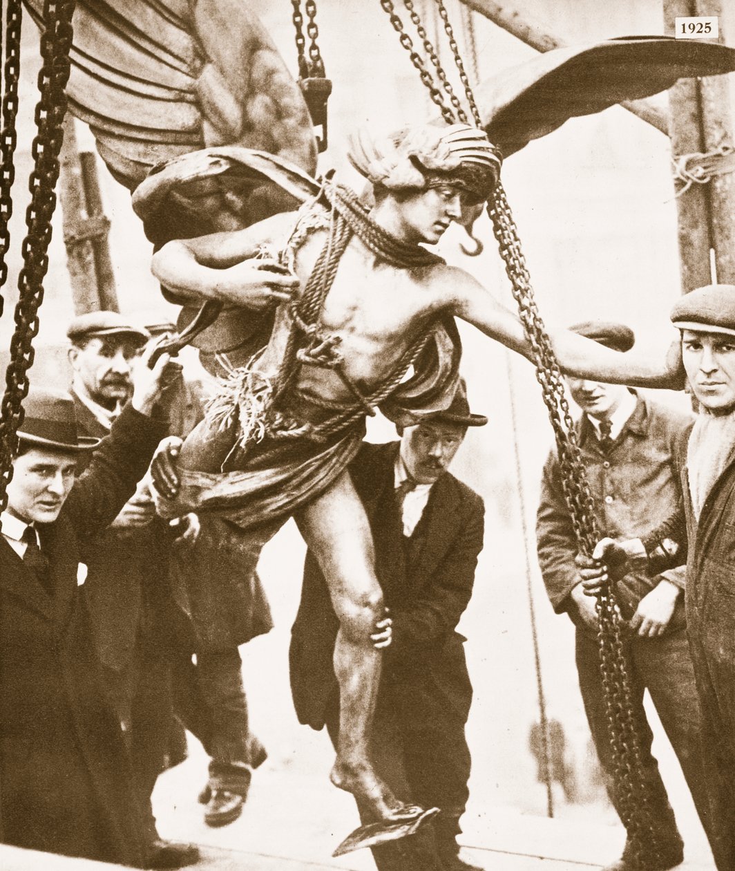 Az Erost a Piccadilly metróállomás újjáépítése miatt eltávolították, 1925 elején alkotó: English Photographer