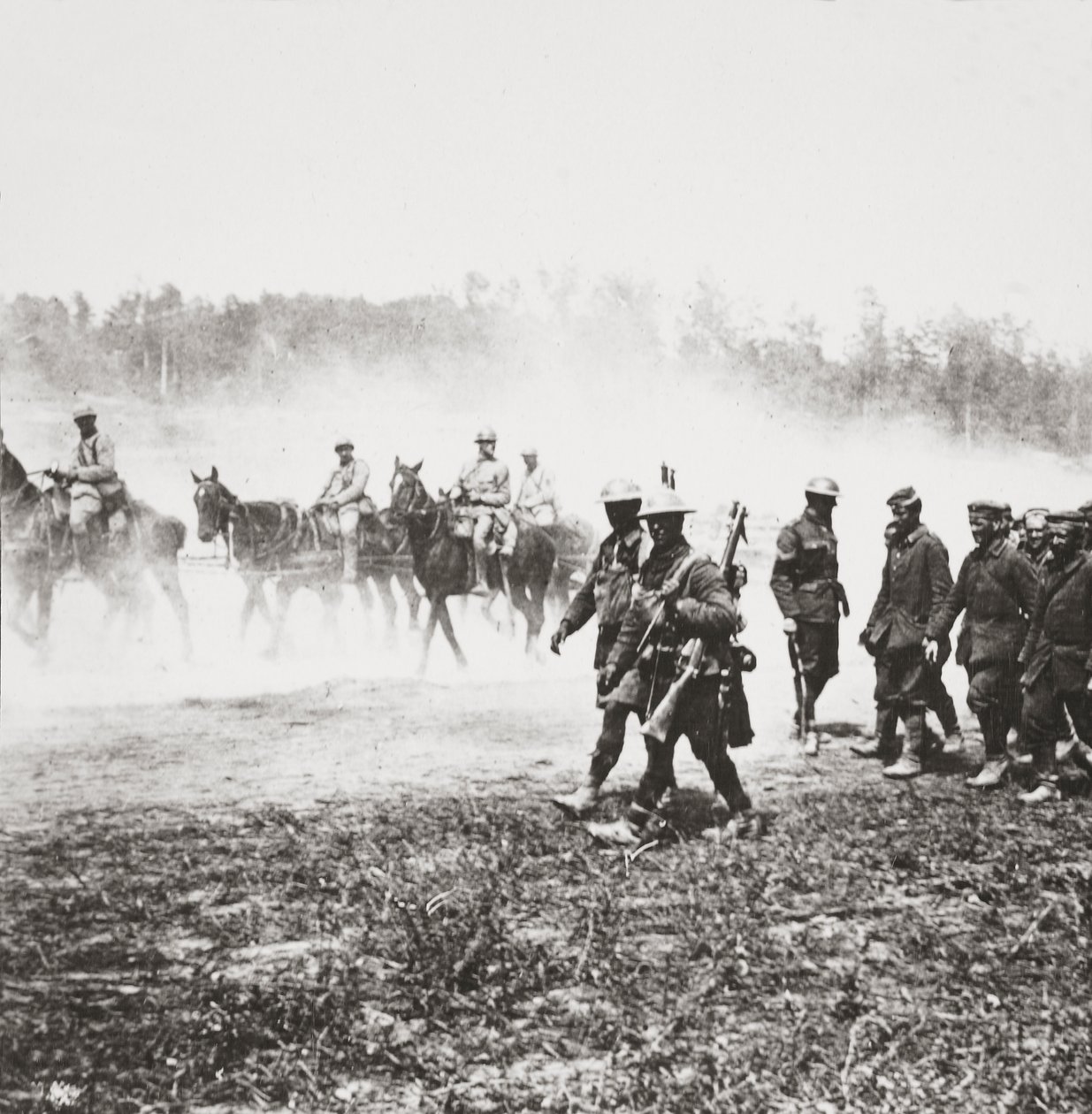 A Chemin des Dames-be visszatérő francia 75-ösök elhaladnak a St Quentin melletti autóút során elfogott foglyokon alkotó: English Photographer