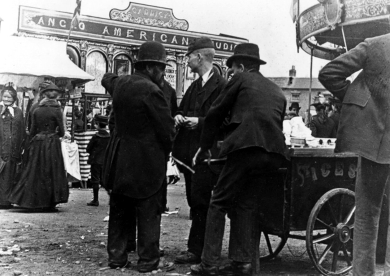 Vidámpark a Market Streeten, Kidderminster, 1900 alkotó: English Photographer