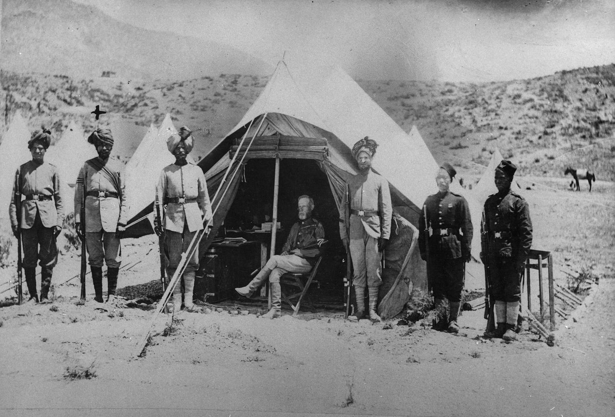 Roberts tábornok bennszülött katonáival a második afgán háború idején használt kis sátorban, 1878-80 alkotó: English Photographer