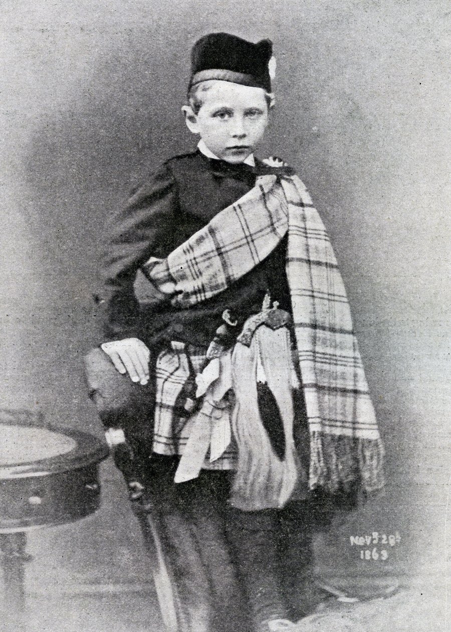 II. Vilmos császár 4 évesen fényképezett abban a bundában, amelyet nagybátyja, Edward walesi herceg és Alexandra dán hercegnő esküvőjére viseltek 1863-ban. alkotó: English Photographer
