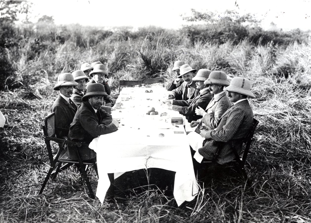 V. György király a Chitwan-völgyben ebédel egy tigrislövés alatt, 1911 alkotó: English Photographer