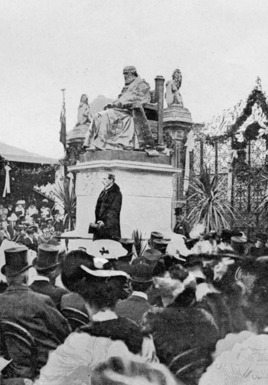 Lord Salisbury elfogadja a szobrot a The Graphic-ban 1906. október 27-én megjelent A Memorial of a Great Life: The Salisbury Statue at Hatfield című cikkből. alkotó: English Photographer
