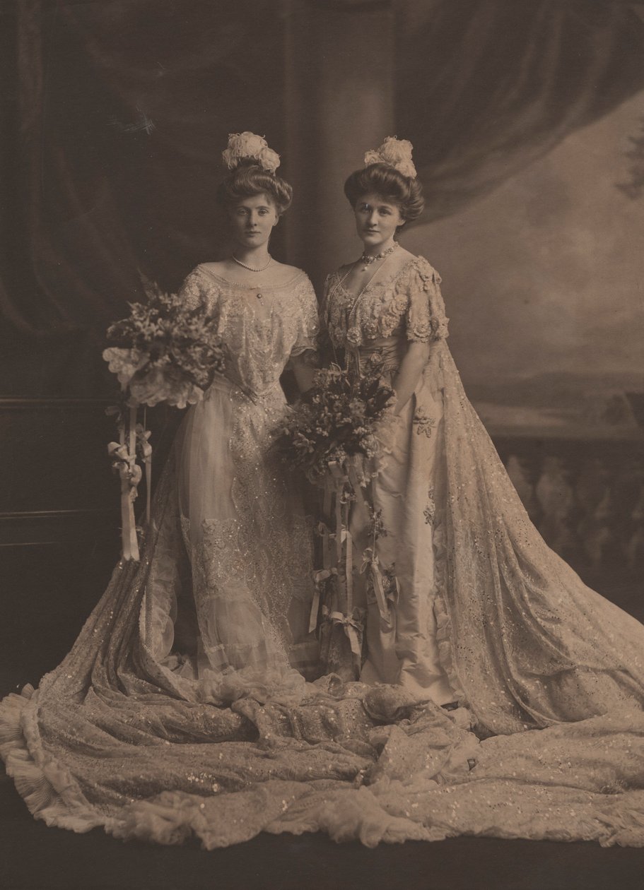 Mrs. Arthur Lee és Miss Faith Moore, amerikai nővérek, ruhát viseltek VII. Edward udvarában, 1905 körül alkotó: English Photographer