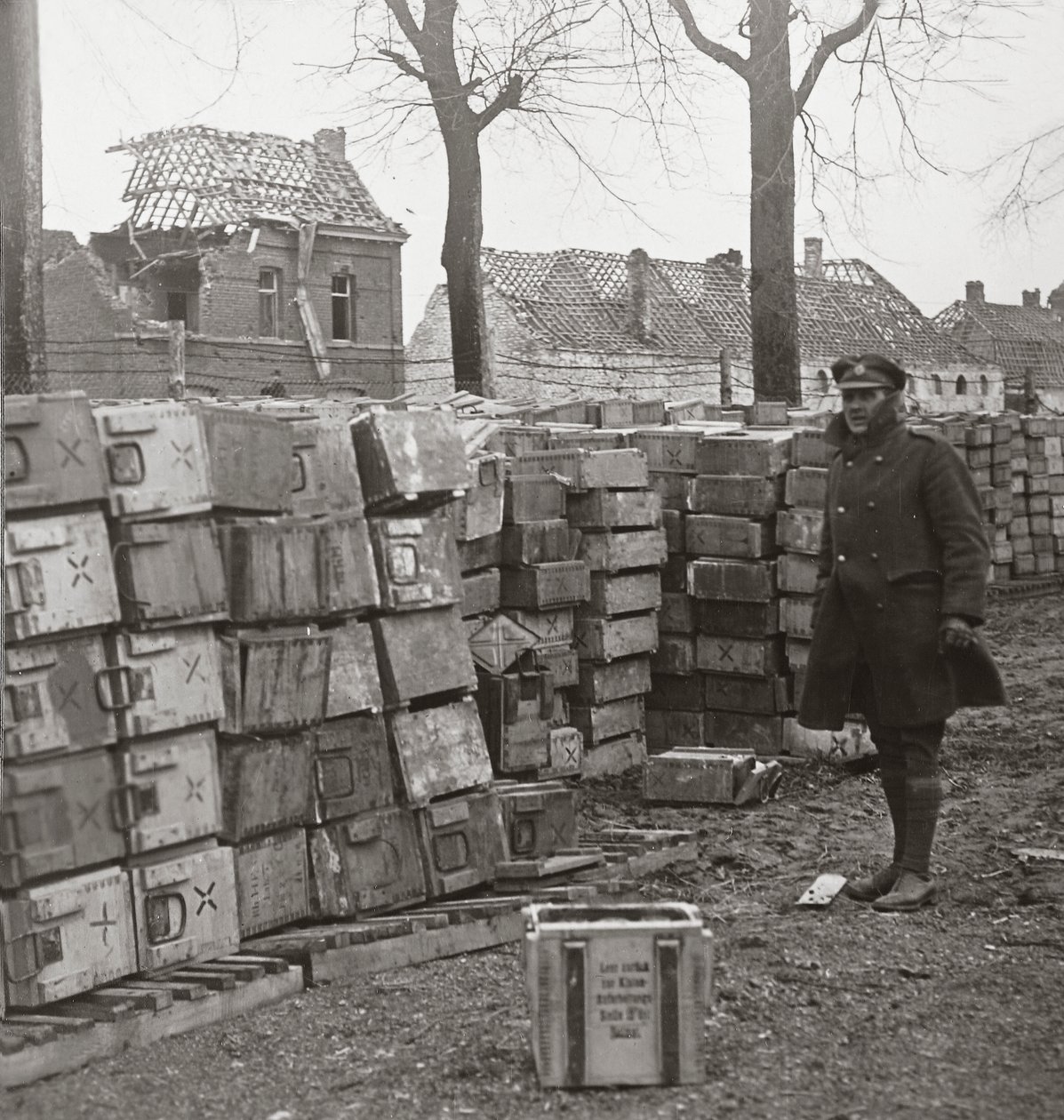 Gyors előrenyomulásunk Cambrai közelében arra kényszerítette a németeket, hogy nagy mennyiségű lőszert hagyjanak fel alkotó: English Photographer