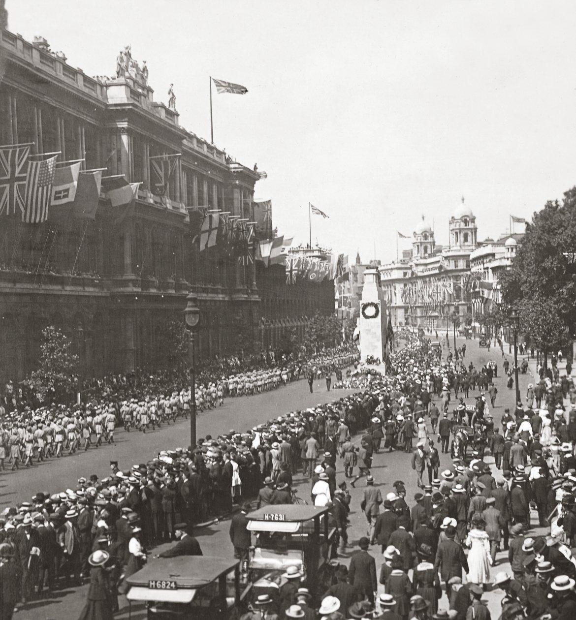 Indiai csapatok békemenete, tisztelegve az Ismeretlen Harcos előtt a Cenotaphnál, Whitehall, 1919. július 19. alkotó: English Photographer