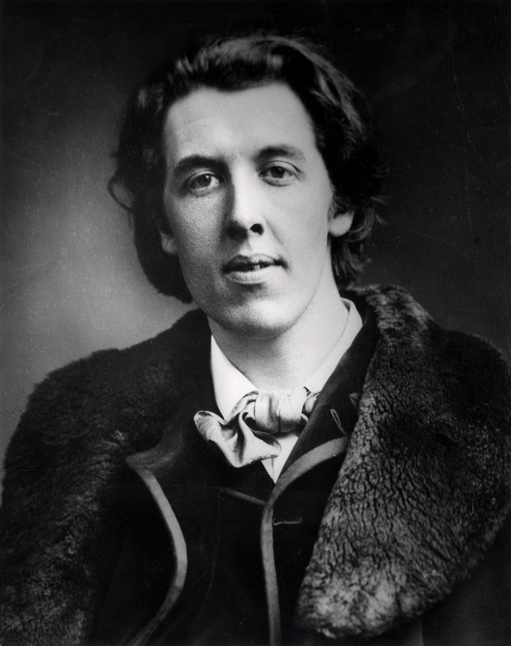 Oscar Wilde (1854-1900) portréja, aki 1881-es amerikai útjára vásárolt felöltőt visel prémes gallérral. alkotó: English Photographer