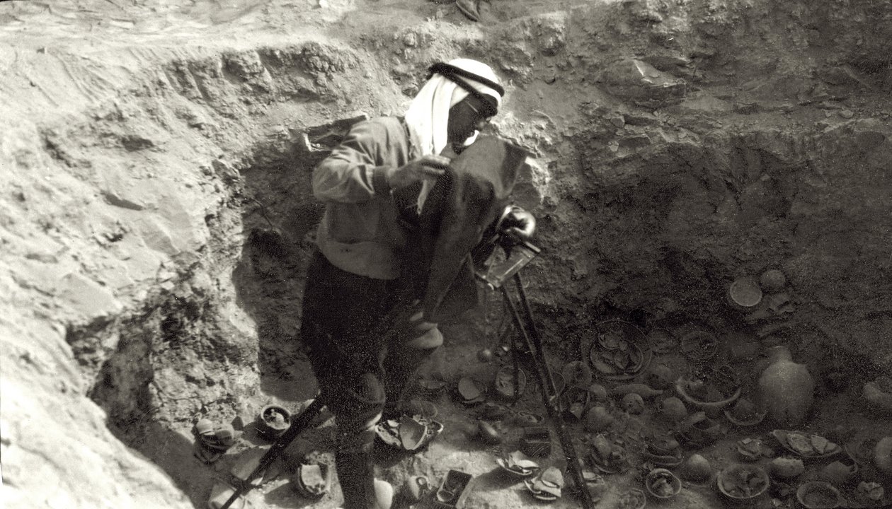 John Garstang professzor törött kerámiákat fényképezett in situ a jerikói ásatásokon, 1930-36 alkotó: English Photographer