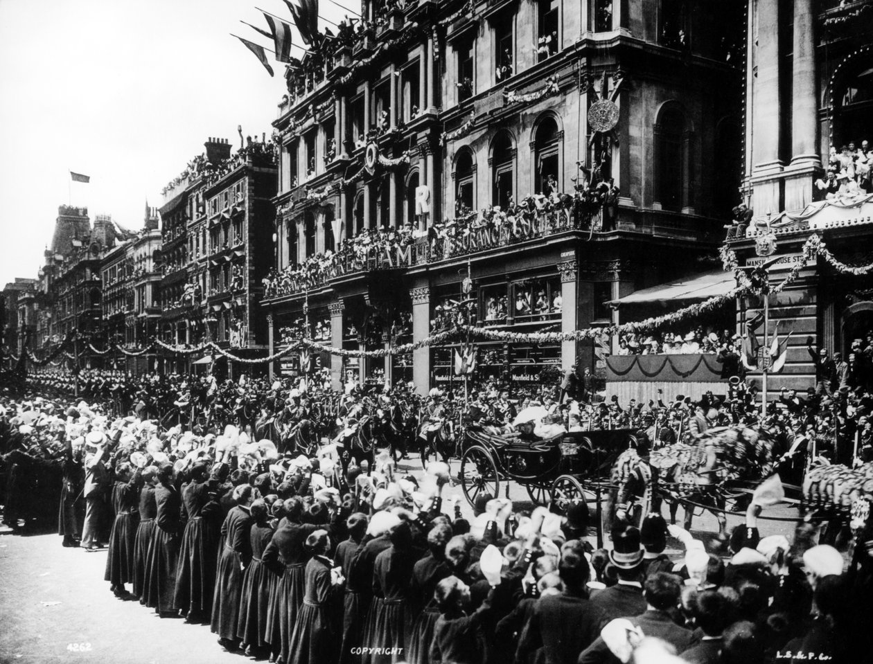 Viktória királynő kocsija átutazott Cheapside-on gyémánt jubileumi körmenete során, 1897 alkotó: English Photographer