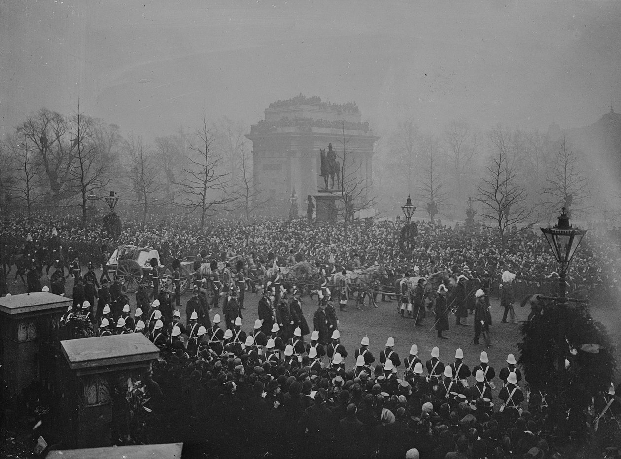 Viktória királynő temetkezési csoportja 1901. február 2-án elhaladt a Wellington Arch mellett alkotó: English Photographer