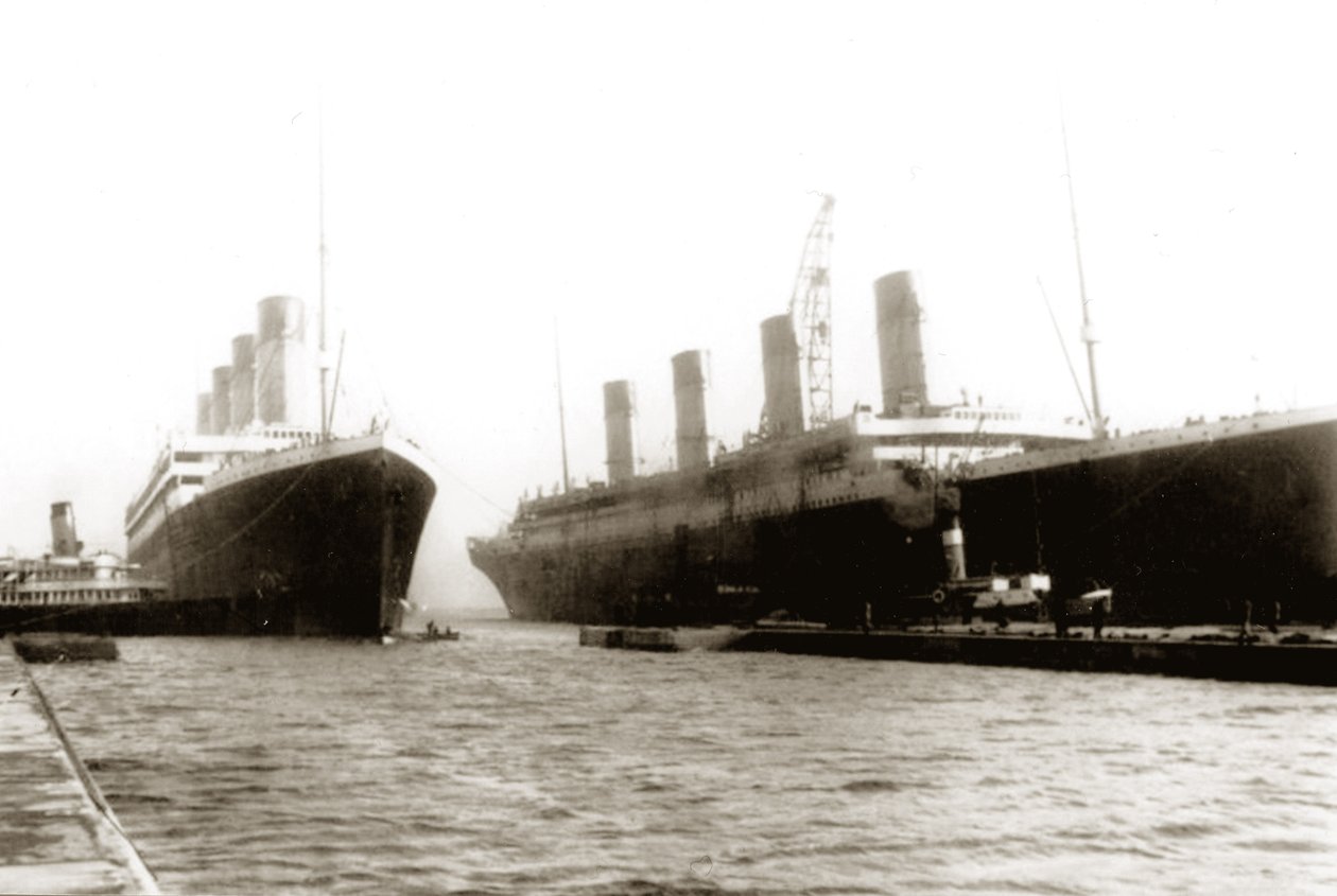 1912. március 6-án az RMS Titanicot kiköltöztették a szárazdokkból, hogy testvérhajója, az RMS Olympic légcsavart cserélhessen alkotó: English Photographer