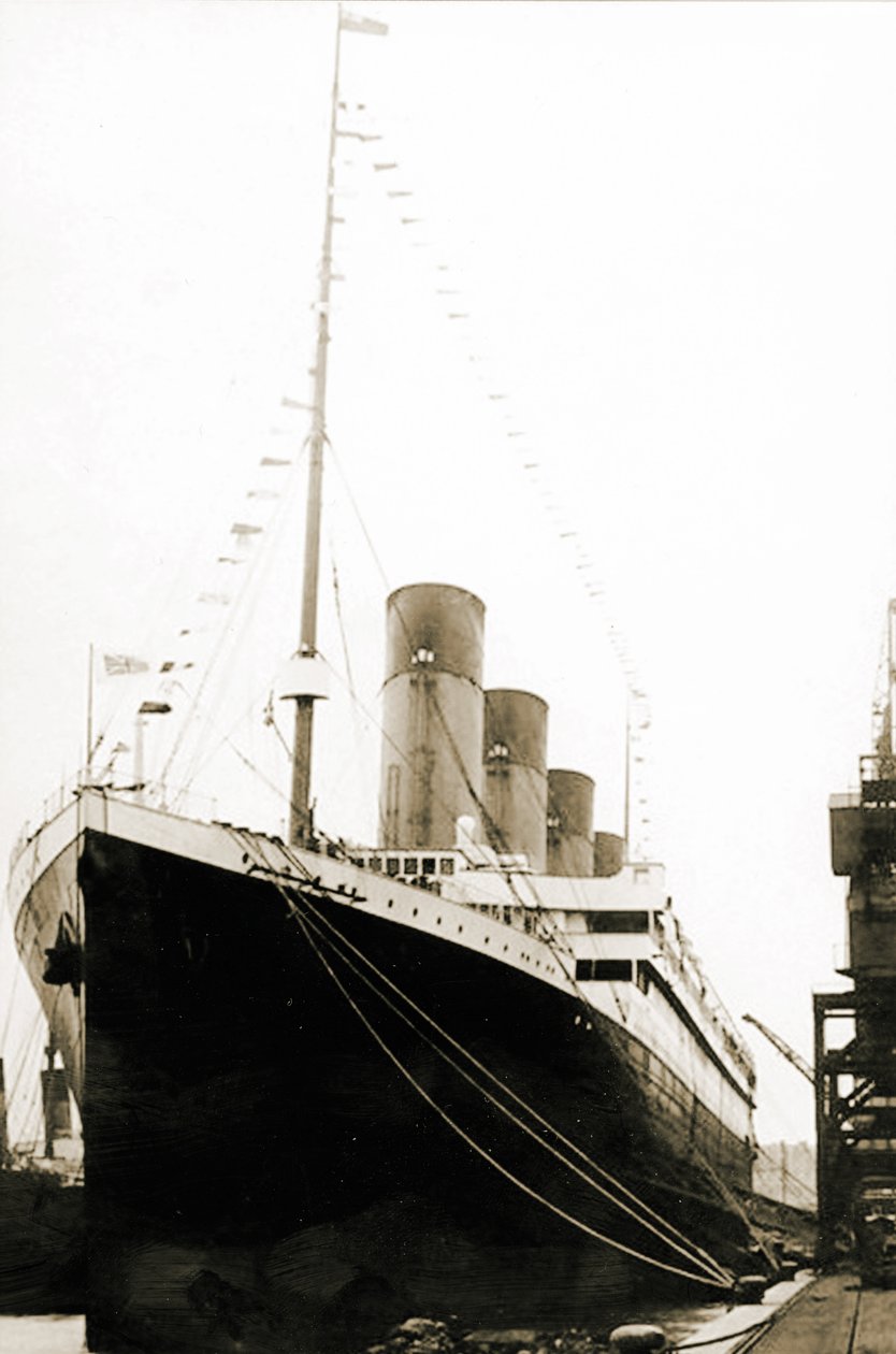 Az RMS Titanic első útjára indul Southamptonból, 1912. április 5-én alkotó: English Photographer