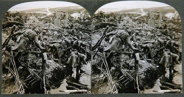 Keresés a romokban, Valahol Franciaországban, 1914-1918 körül (zselatin ezüst nyomat) alkotó: English Photographer