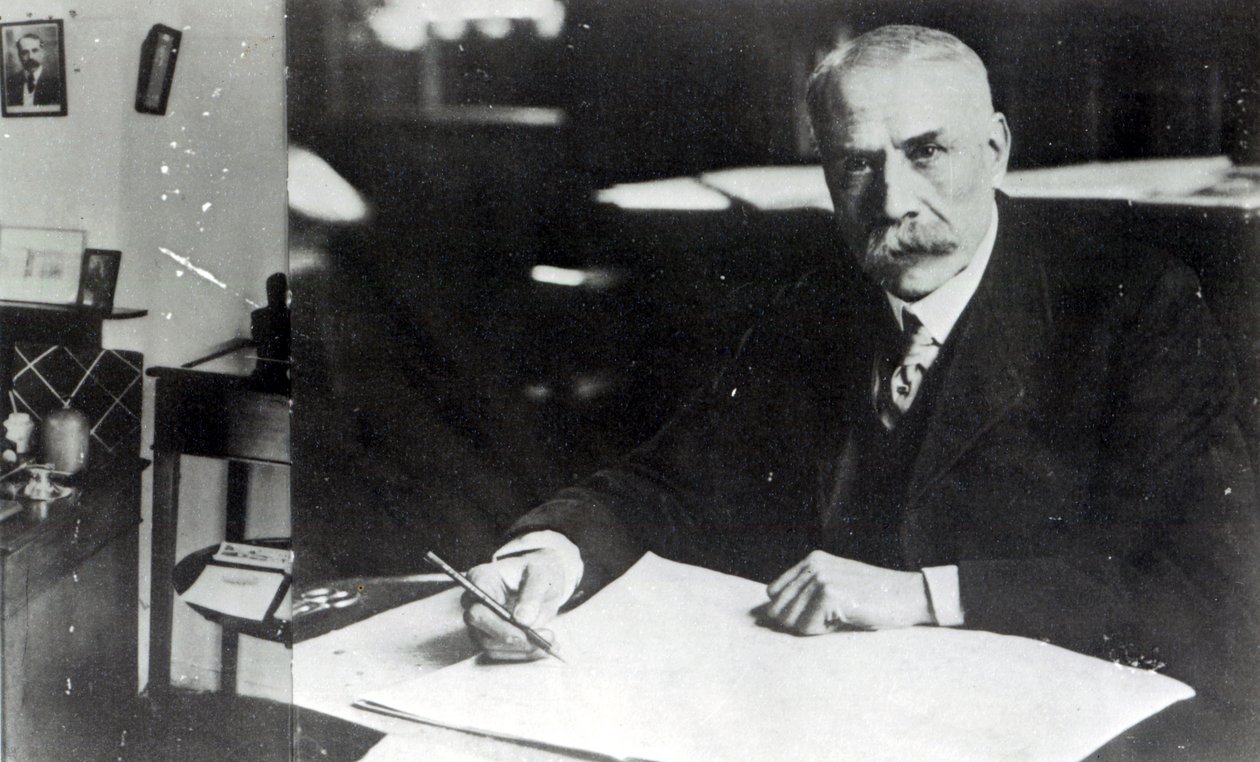 Sir Edward Elgar (1857-1934) az egyik zenekari partitúráján dolgozik alkotó: English Photographer