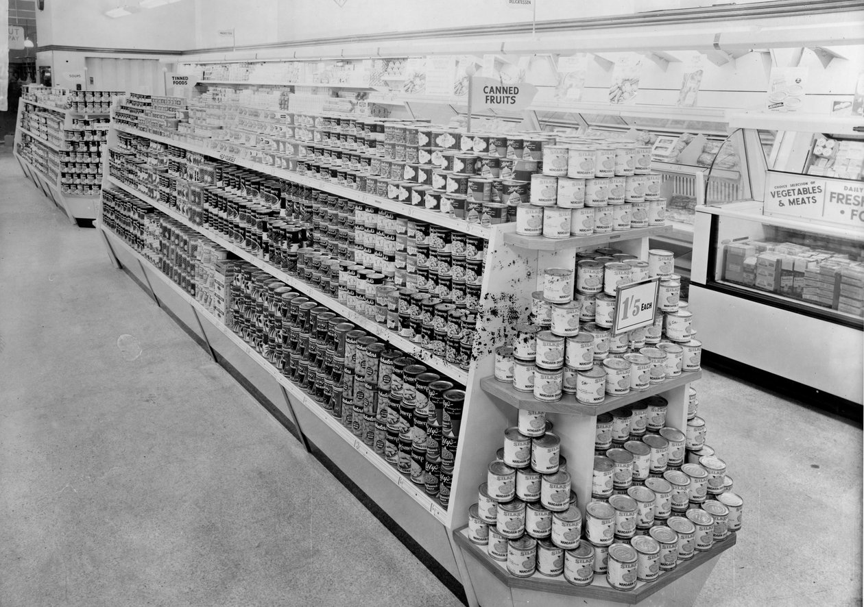 Konzervek sora, Woolworths áruház, 1956 alkotó: English Photographer