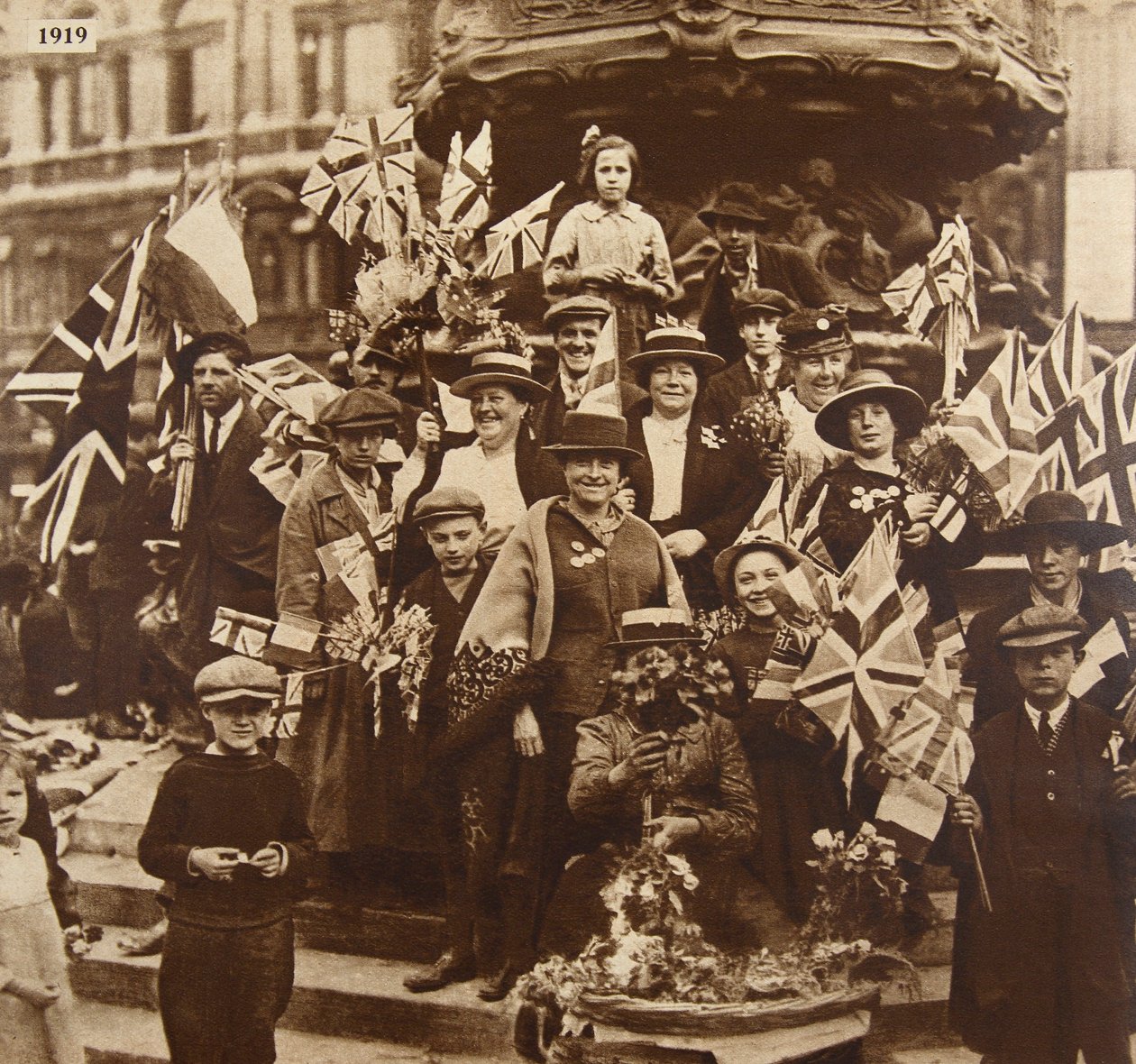 Győzelemünnepély Eros alatt, Piccadilly, London, 1919 alkotó: English Photographer