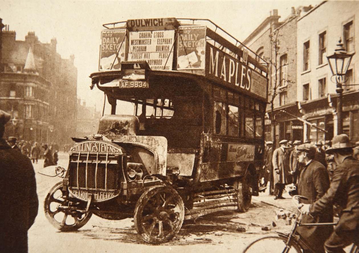 Egy busz roncsai, amelyet sztrájkolók felgyújtottak Dél-Londonban, 1926 alkotó: English Photographer