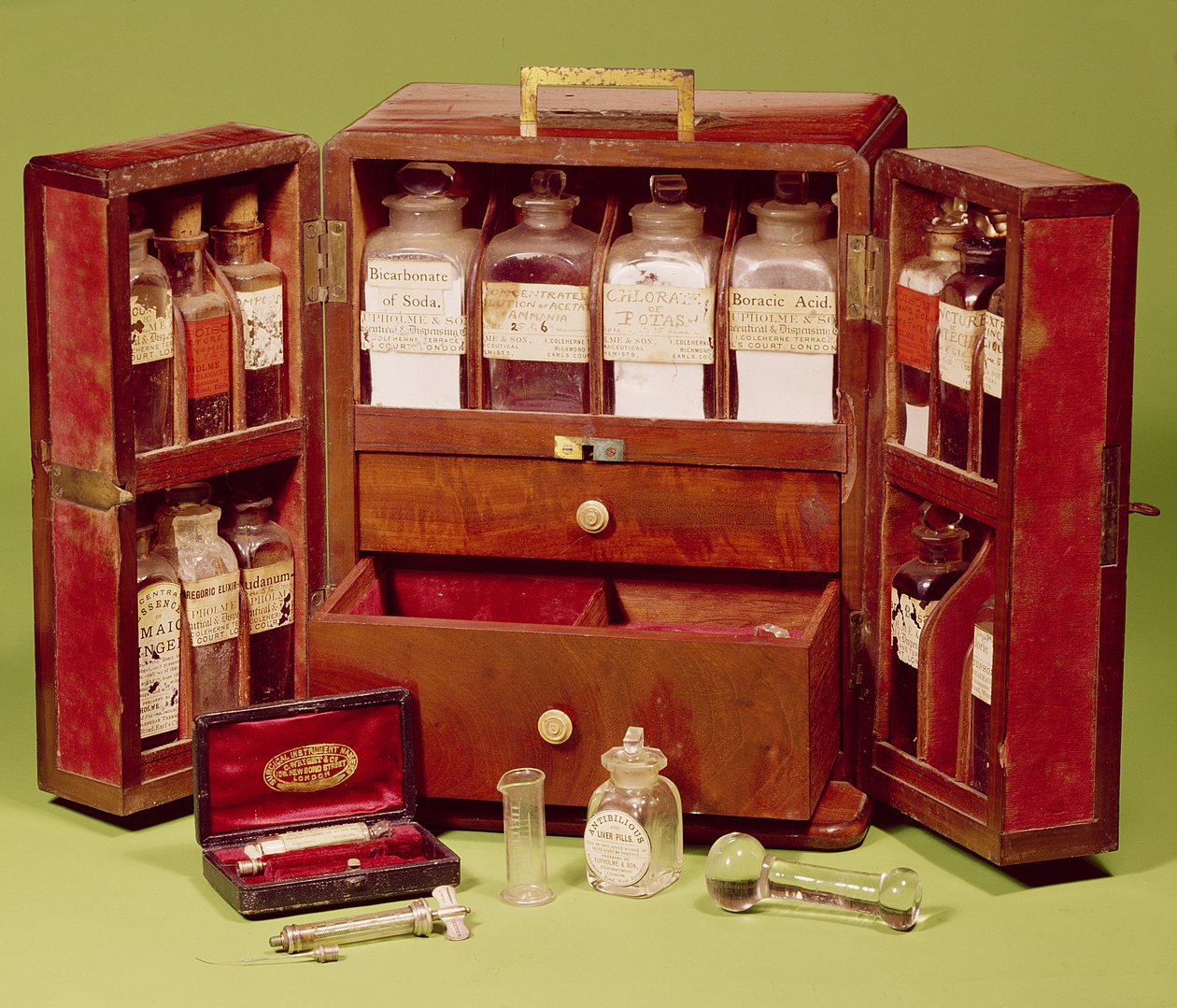 Orvosi láda a Dinneford Family Chemisttől (mahagóni) alkotó: English School