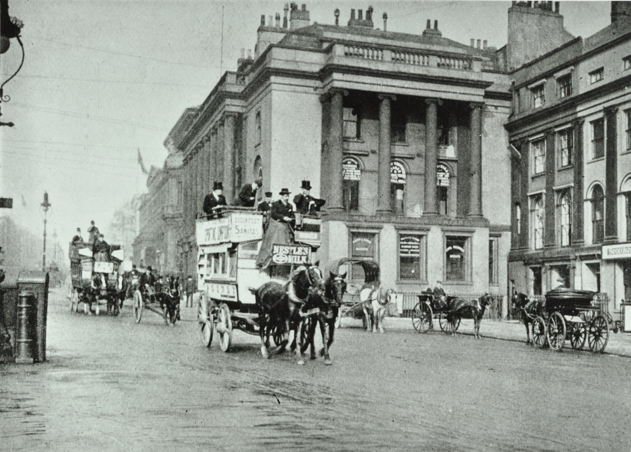 Lovas buszok a Waterloo Place-ben, 1895 alkotó: English Photographer