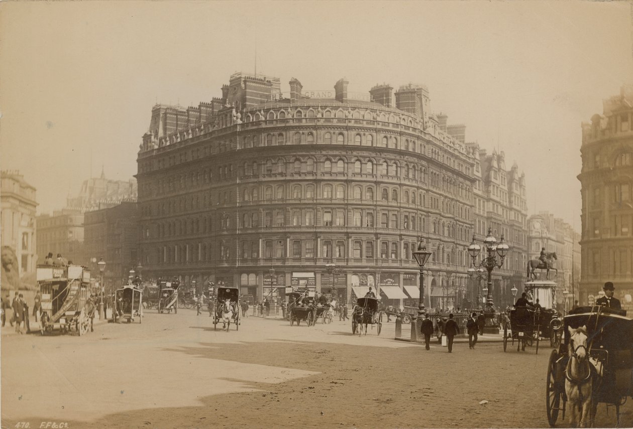 A Grand Hotel a Trafalgar téren alkotó: English Photographer