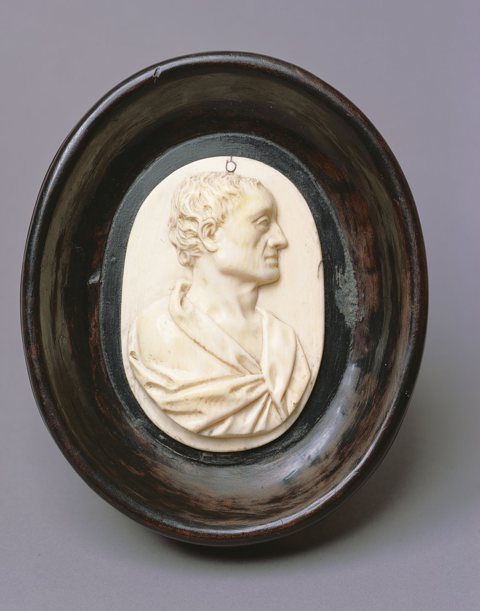 Sir Isaac Newton (elefántcsont és pácolt fa) alkotó: English School