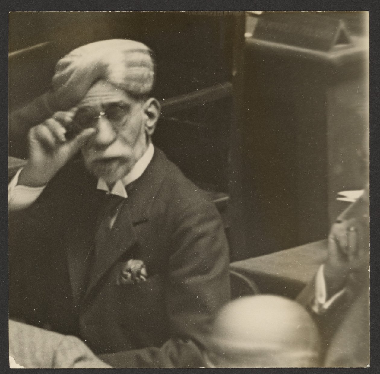 [Ülő férfi turbánban és sötét szemüvegben] alkotó: Erich Salomon