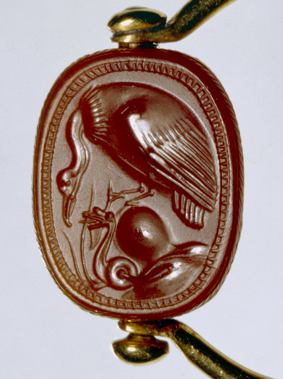 Etruszk aranygyűrű karneol szkarabeusz kerettel, amely egy keselyűt ábrázol, aki feltekeredett kígyót fenyeget (arany és karneol) alkotó: Etruscan