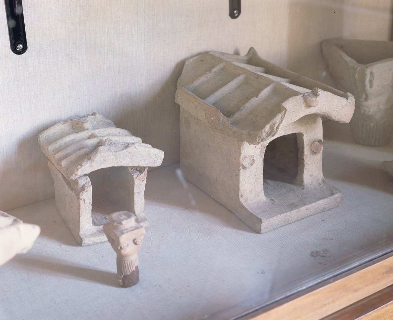 Temetési urnák (agyag) alkotó: Etruscan