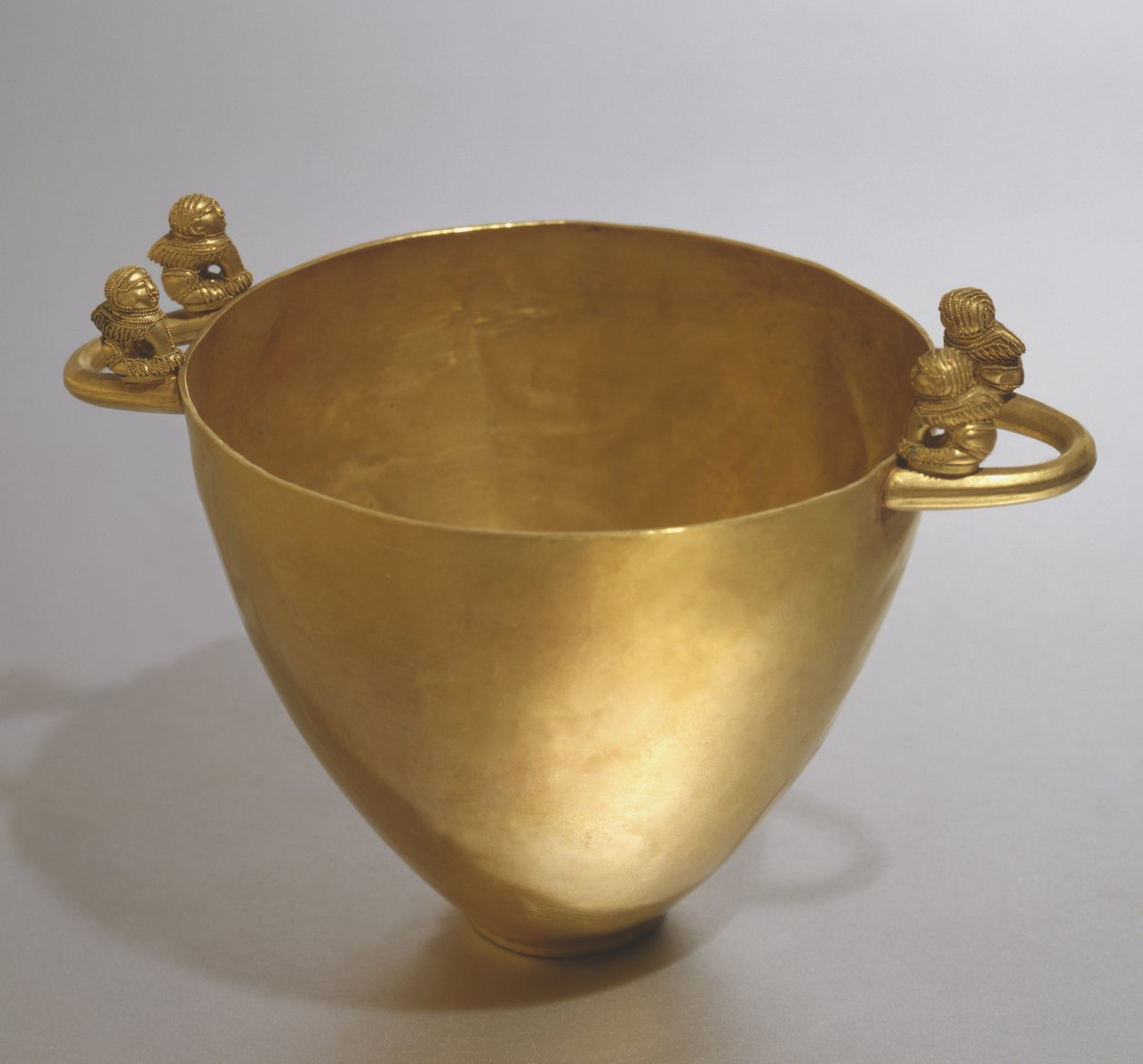 Skyphos a Palestrinából (arany) alkotó: Etruscan