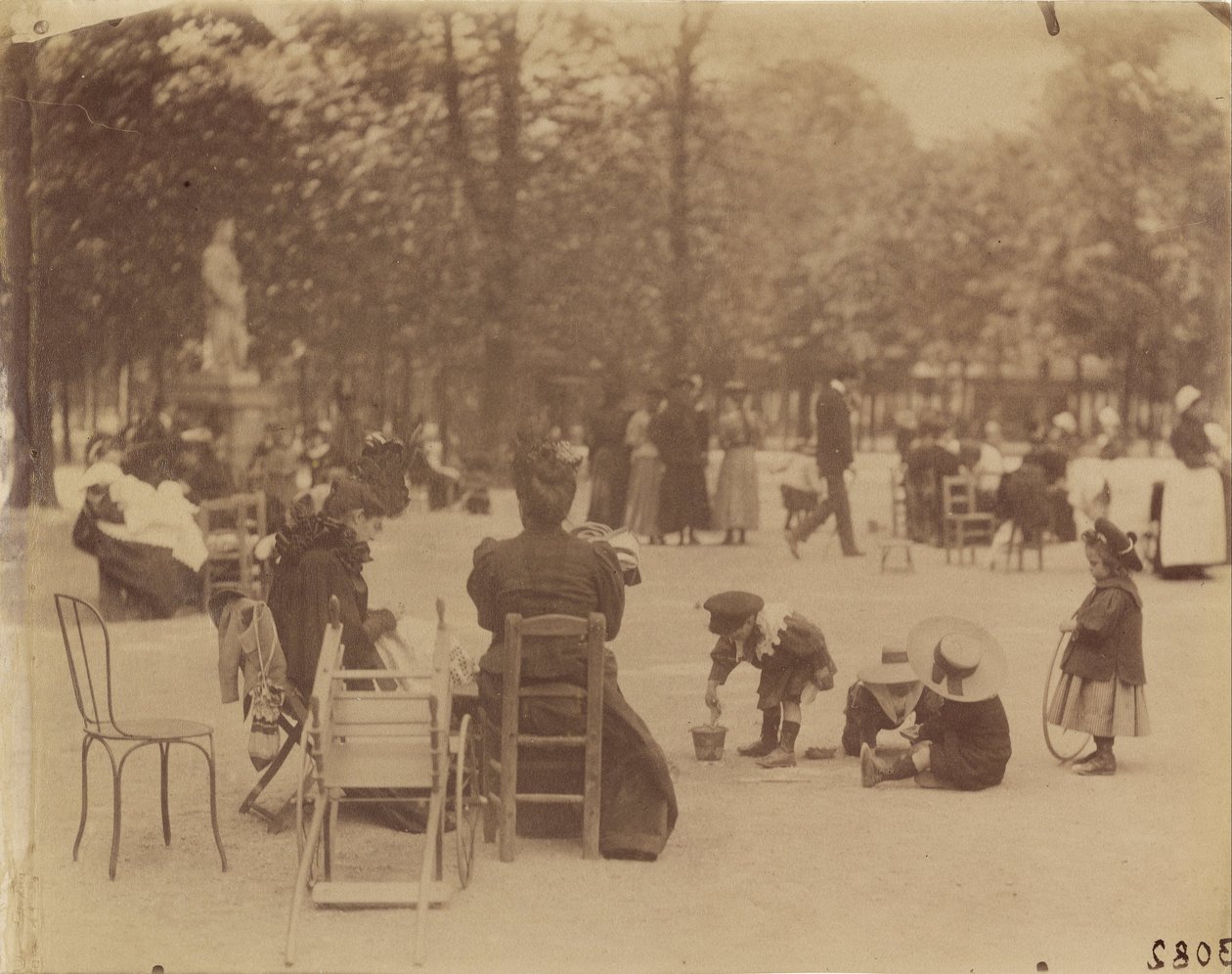 (Nők és gyermekek a luxemburgi kertekben) alkotó: Eugène Atget