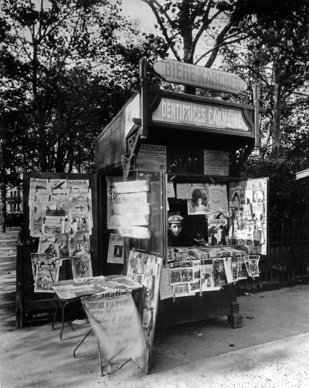 Kioszk Párizsban, 1910 körül (f/w fotó) alkotó: Eugène Atget