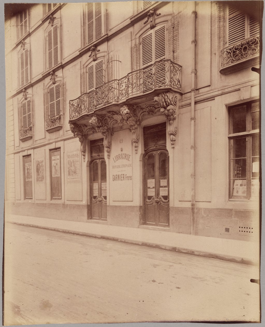 [Librairie Garnier Frères, 6 rue des Saints-Pères]. alkotó: Eugène Atget