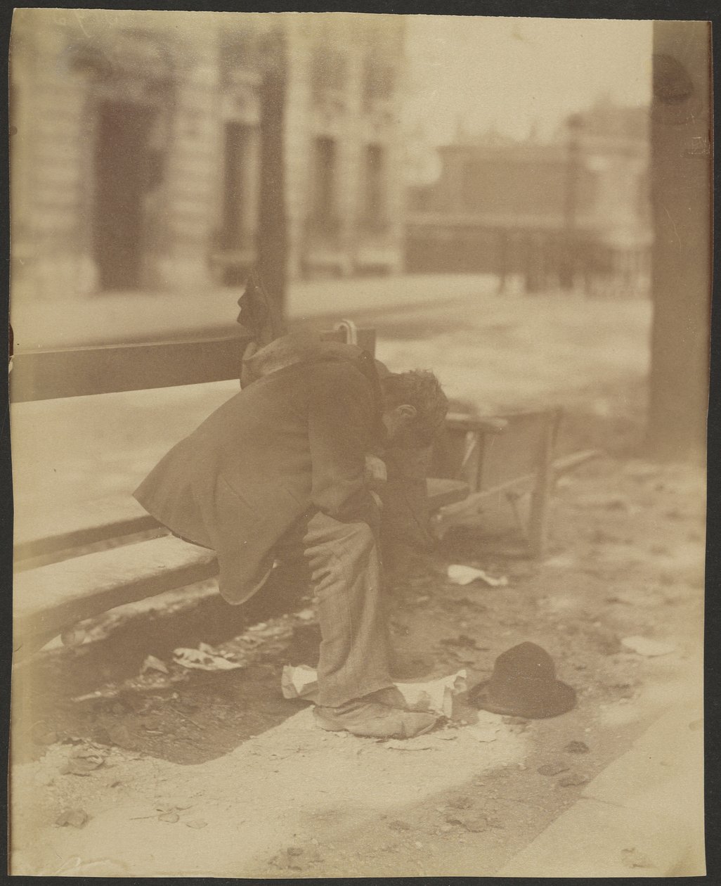 [Ülő csavargó] alkotó: Eugène Atget